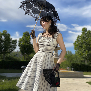 Elegancka sukienka Le Palais w kropki, mikroelastyczna, czarna, wiosna 2021