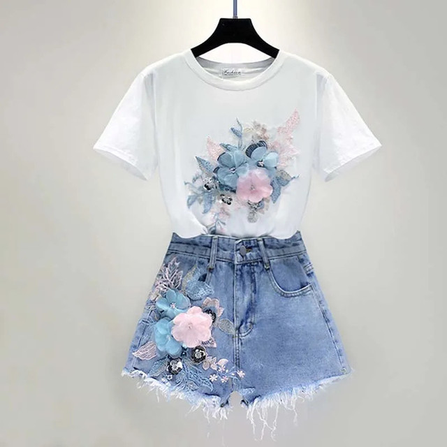 Kobiety - Letnie 2 sztuki zestawu: Haftowane 3D kwiatowe T-shirt + Krótkie, vintage stylizowane spodenki z dekoracyjnym frezowaniem - tanie ubrania i akcesoria