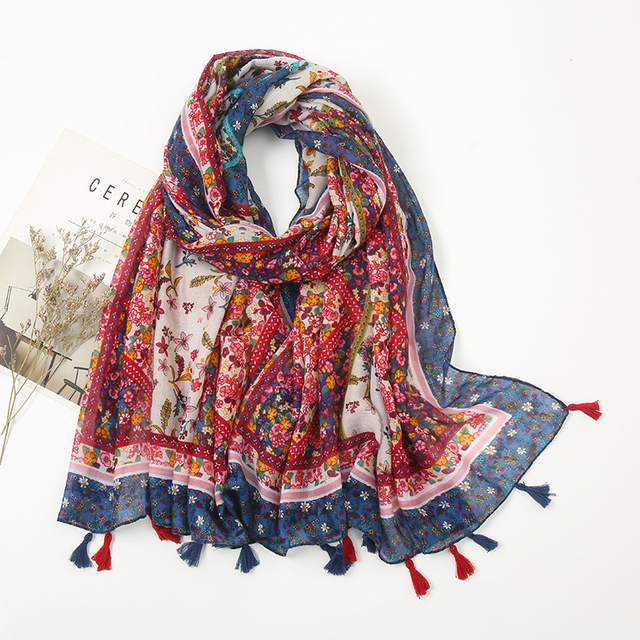 Kobiecy szalik Desigual z kwiatowym wzorem i frędzlami - tanie ubrania i akcesoria
