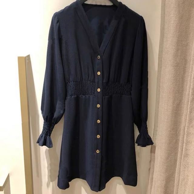 Damska sukienka vintage francuskiej marki w ciemnym niebieskim kolorze z głębokim V-wykołem, rozkloszowanymi rękawami i wysokim dekoltem w talii - codzienny styl - tanie ubrania i akcesoria