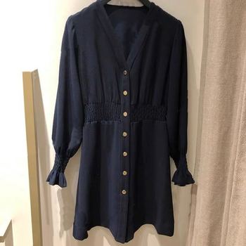 Damska sukienka vintage francuskiej marki w ciemnym niebieskim kolorze z głębokim V-wykołem, rozkloszowanymi rękawami i wysokim dekoltem w talii - codzienny styl