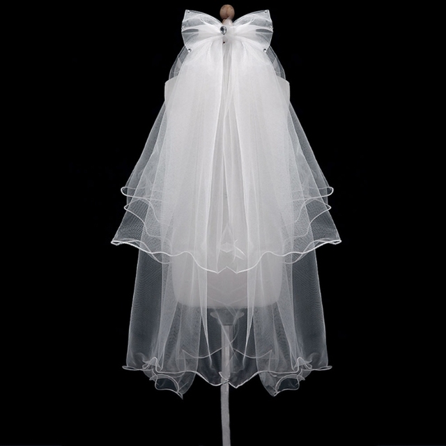 Welon ślubny z warstwami tiulu w kolorze białym z kokardą i koronkowym obramowaniem - tanie ubrania i akcesoria