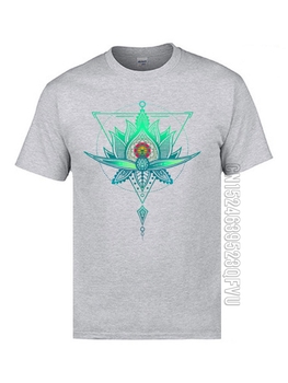 Męska bawełniana koszulka z geometrycznym wzorem trójkąta i lotosem na tle letniej grafiki