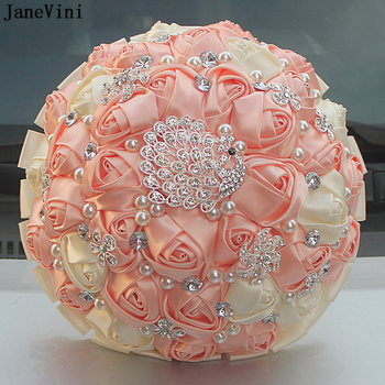 Elegancki ślubny bukiet kwiatów JaneVini z ozdobami z cyrkonii i perłami na satynowych różach
