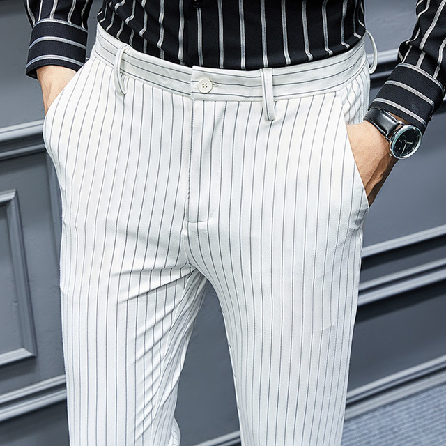 Białe paski - męskie płaskie spodnie garniturowe, biurowe, wizytowe - regularny krój - odzież męska 2021 - tanie ubrania i akcesoria