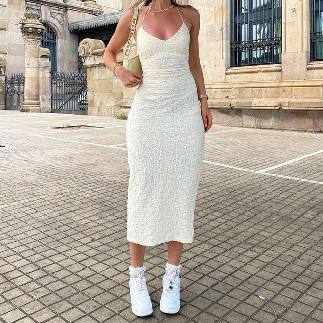 Biała długa sukienka maxi bez rękawów, idealna na eleganckie lato i jesień - tanie ubrania i akcesoria
