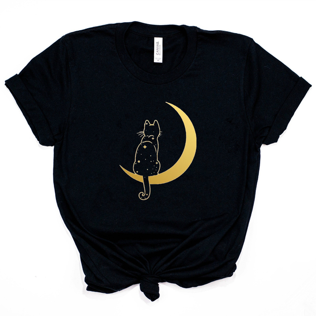 Mistyczna koszulka z grafiką kotów na tle księżyca w stylu gotyckim - koszulki damskie vintage z nutą estetyki grunge - tanie ubrania i akcesoria