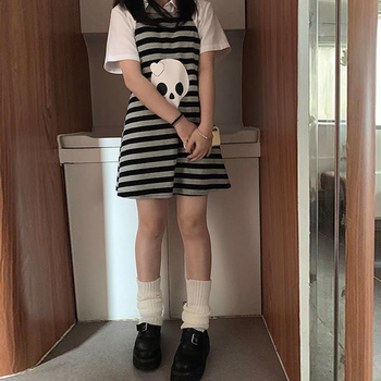 Mini sukienka Emo Stripe z czaszką graficzną, idealna dla kobiet w stylu Punk, Goth, Grunge i Estetyki Y2K. Moda koreańska w alternatywnym stylu