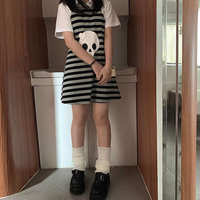 Mini sukienka Emo Stripe z czaszką graficzną, idealna dla kobiet w stylu Punk, Goth, Grunge i Estetyki Y2K. Moda koreańska w alternatywnym stylu - tanie ubrania i akcesoria