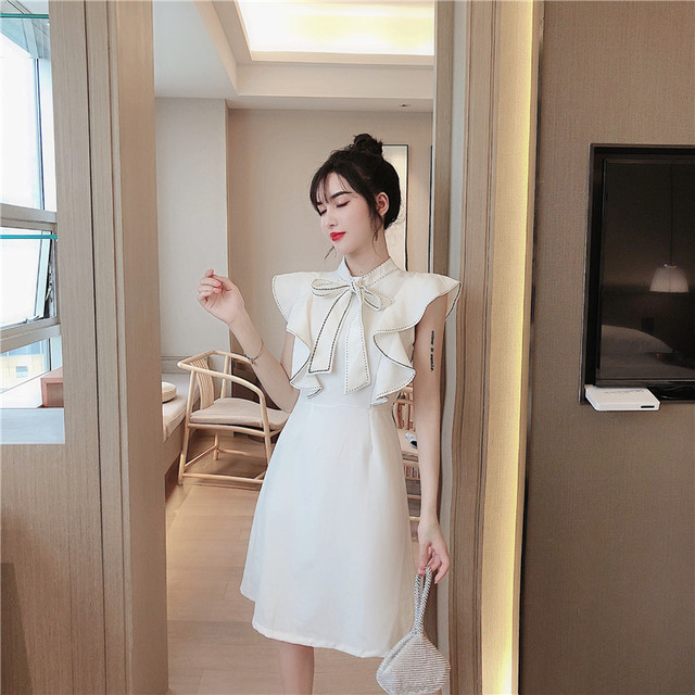 Suczka z falbankami - biała sukienka letnia z kokardą, markowa, wysokiej jakości - tanie ubrania i akcesoria