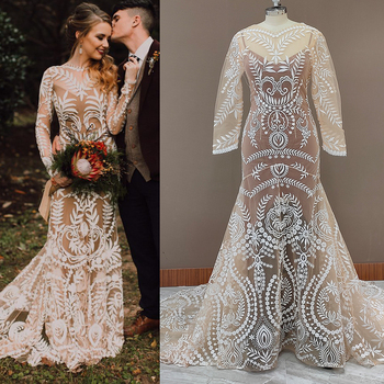 Dwuczęściowa suknia ślubna z wysokim rozcięciem, koronkowym gorsetem i długimi rękawami - romantyczny model o boho stylu i złudzeniowym fasonie