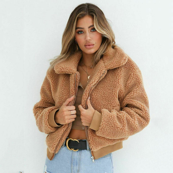 Płaszcz damski z kieszeniami - nowa kolekcja jesień-zima 2021: ciepłe, miękkie i pluszowe futro z zamkiem