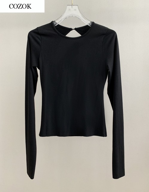 Nowoczesna damska koszulka z długim rękawem i optycznie wyszczuplającym dekoltem w stylu halter - kolekcja 2021 - tanie ubrania i akcesoria