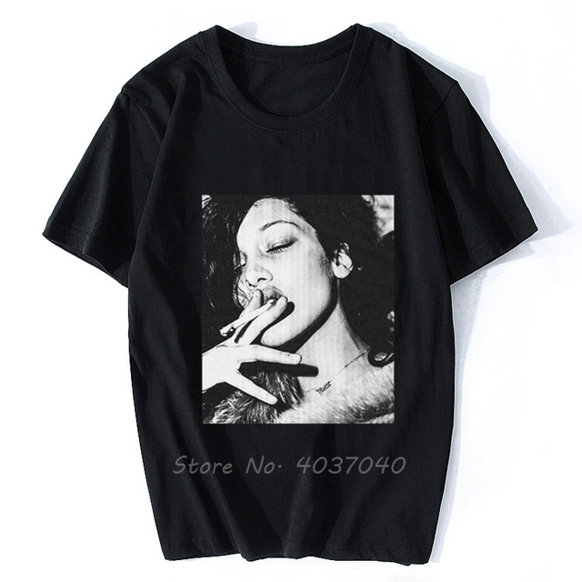 Unisexowa koszulka bawełniana z nadrukiem czarno-białego modelu Bella Hadid palącej dziewczyny chwastów - męski styl, hot, streetwear - tanie ubrania i akcesoria