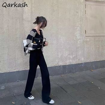 Elegancki, vintage, luźny kardigan w kratkę z szerokimi spodniami – modny strój kobiecy na jesień