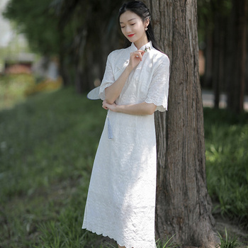 Biała sukienka Qipao z kwiatowymi haftami i wąską spódnicą - tradycyjny, elegancki styl Chiński damskiej mody