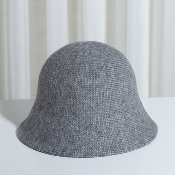 Moda zimowa 2021 - damska czapka typu Bucket z futrem, czarna+