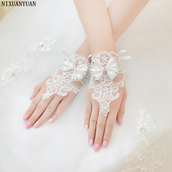 Eleganckie kości słoniowej i białe koronkowe rękawiczki ślubne z frezowanym wzorem i kokardą