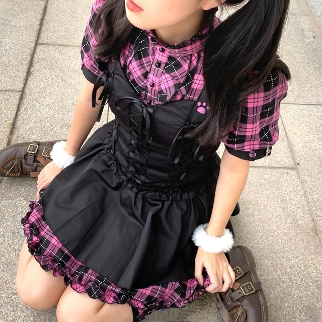 Japońska sukienka w kratę Lolita dla szczupłych dziewcząt - czarno-fioletowa, krótka, z odpinanymi rękawami, w rockowym stylu, z falbanami i przymarszczonymi patchworkami - tanie ubrania i akcesoria