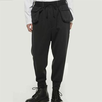 Męskie czarne spodnie sportowe z wieloma kieszeniami i elastyczną talią, idealne na wiosnę i jesień