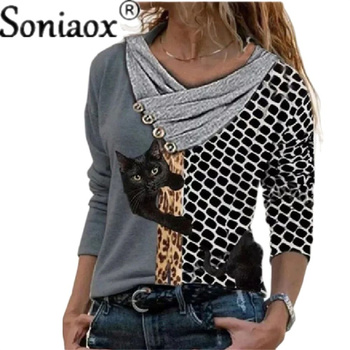 Sweter damski z nadrukiem kota, luźny fason z długim rękawem i krzyżowym dekoltem - wygodna jesienno-zimowa koszulka damską