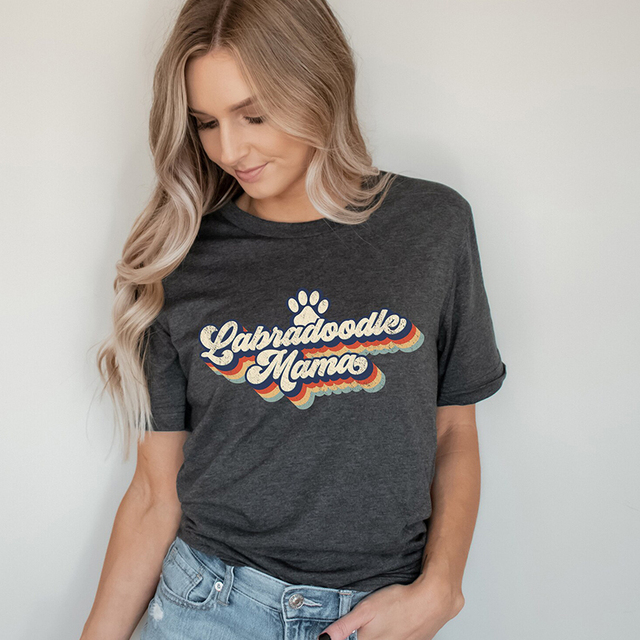 Retro kolorowa koszulka damska z nadrukiem łapy pieska labradoodle - wysoka jakość, uliczny styl, miłośniczka zwierząt, vintage - tanie ubrania i akcesoria