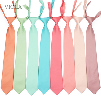 Krawat satynowy w jasnych, gorących kolorach: różowym, zielonym i niebieskim. Jest idealnym dodatkiem do mundurków szkolnych dzieci, a także do modnych garniturów. Akcesorium ślubne i na przyjęcie