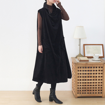 Sukienka wieczorowa Johnature Women o dużym dekolcie, drapowanej teksturze, bez rękawów, jednolitego koloru - Jesień/Zima 2021