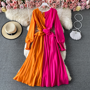 Wiosenna długa sukienka z głębokim dekoltem v-neck, luźny fason z wysoką talią i modnymi rękawami w stylu lampionowym - idealna na letnie wieczory i imprezy na plaży