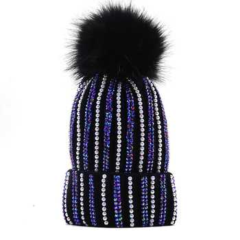 Damska perłowa czapka typu Beanie z połyskiem dżetów - marka luksusowa