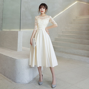Elegancka biała satynowa suknia na przyjęcie ślubne z haftowanym kwiatem - sukienka z patchworkiem, długość do połowy łydki