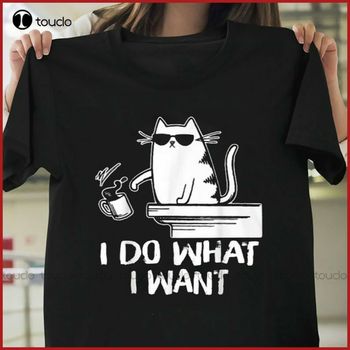 Koszulka damska z czarnym nadrukiem kot robiącego, co chce i pijącego kawę - nowy rocznik