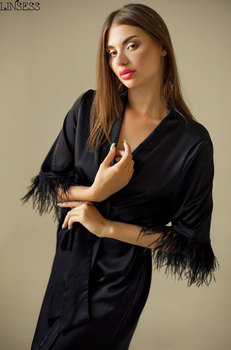 Elegancki czarny jedwabny szlafrok Kimono dla kobiet z piórami - idealny prezent urodzinowy czy na ślub