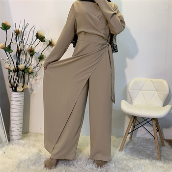 Kombinezon sukienka Nida z szerokimi spodniami i krawatem, wzbogacony o dołączoną spódnicę z rozcięciami - elegancki strój islamski inspirowany modą Dubaju i Turcji