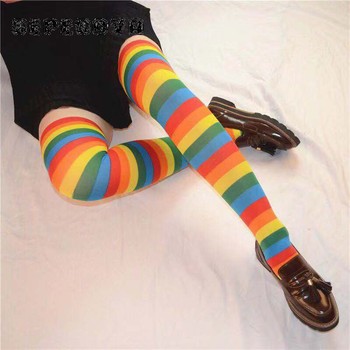 Długie skarpetki z wzorem tęczy dla kobiet - wielokolorowe, seksowne zakolanówki (plus rozmiar) - czarne (damskie Harajuku Fashion Sox)