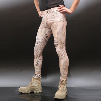 Męskie obcisłe legginsy rekreacyjne Skinny Latex PU skórzany styl kowbojski Retro gazeta list drukuje o wysokiej elastyczności spodnie ołówkowe na co dzień