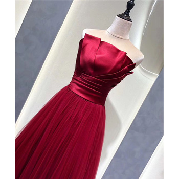 Elegancka długa ciemnoczerwona suknia wieczorowa z tiulu i satyny, bez ramiączek