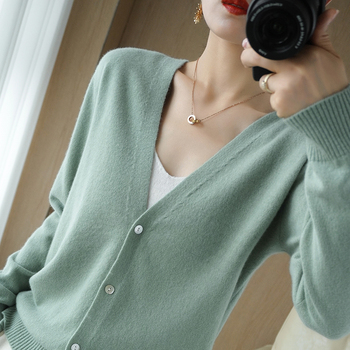 Sweter damska 100% wełny dzianinowy o eleganckim dekolcie w serek, rękawem pełnym - jesienne trendy