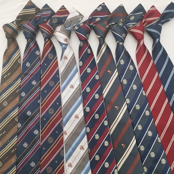 Męski krawat szkolny w stylu biznesowym z motywem pasków, ozdobiony odznaką DK, wiązany ręcznie japońskim węzłem JK Preppy