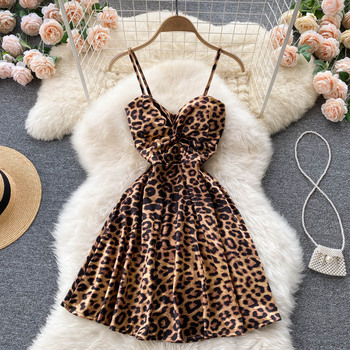 Sukienka leopardowa z paskiem i ramiączkami spaghetti dla kobiet - elegancka, bez pleców, wysoka talia, mini sukienka na imprezę, letnia kolekcja
