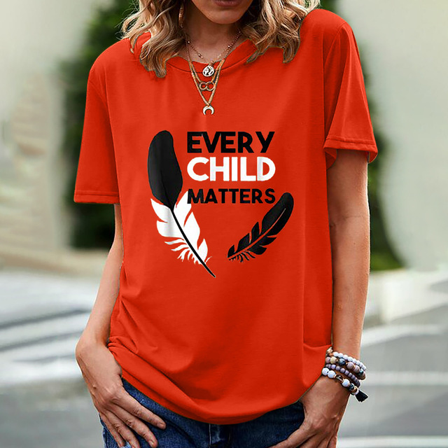 Koszulka damska z krótkim rękawem i luźnym krojem - Druk 'Każde dziecko ma znaczenie' - T-shirt dla kobiet - tanie ubrania i akcesoria