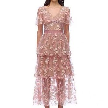 Długa haftowana sukienka o różowym odcieniu i wzorze kwiatowym, ozdobiona cekinami, z dekoltem V-neck i krótkimi rękawami
