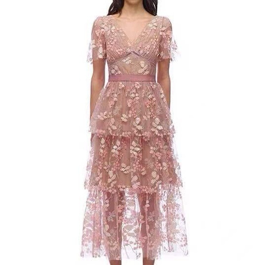Długa haftowana sukienka o różowym odcieniu i wzorze kwiatowym, ozdobiona cekinami, z dekoltem V-neck i krótkimi rękawami - tanie ubrania i akcesoria
