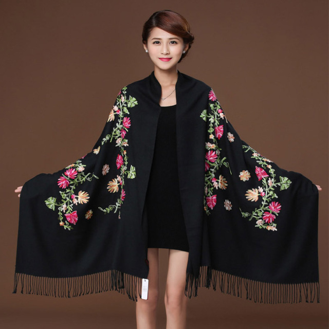 Czarne kaszmirowe szalik damski z haftowanym kwiatem i chwostami - tanie ubrania i akcesoria