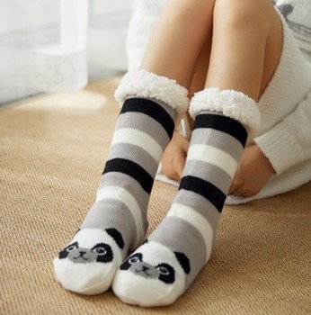 Puszyste zimowe skarpety damskie Panda Fuzzy - wyjątkowy prezent na Boże Narodzenie. Miękkie, ciepłe, pluszowe, antypoślizgowe - idealne do spania w domu. Skarpety termiczne, zapewniające komfort na podłodze