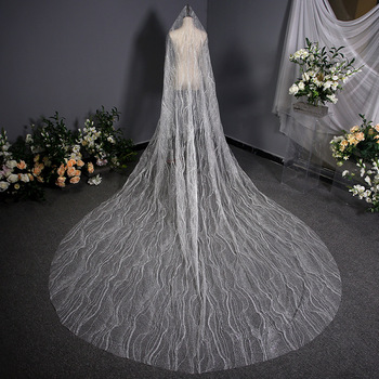 Ślubna sukienka z długą welonem i zdobieniami, koreański styl, kolor biały