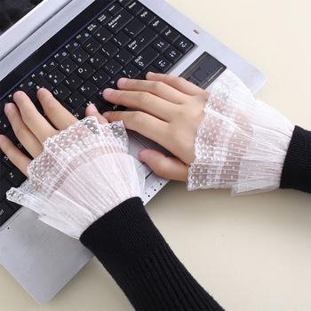 Kobiece rękawiczki z koronkowymi rękawami, plisowanymi mankietami i kokardką