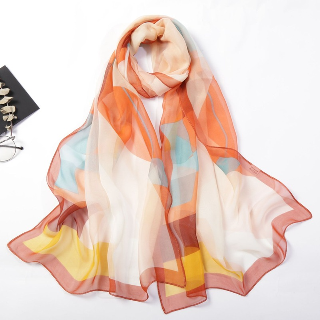 Trójkąt w eleganckim i delikatnym kolorze - damski szalik jedwabny o geometrycznym wzorze - tanie ubrania i akcesoria
