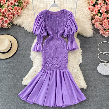 Fioletowa sukienka wiosenno-letnia z bufiastymi rękawami o wysokiej talii