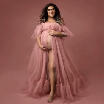Różowa tiulowa sukienka sesyjna dla ciężarnych - elegancka, transparentna, o długości do ziemi, z odsłoniętymi ramionami na Baby Shower